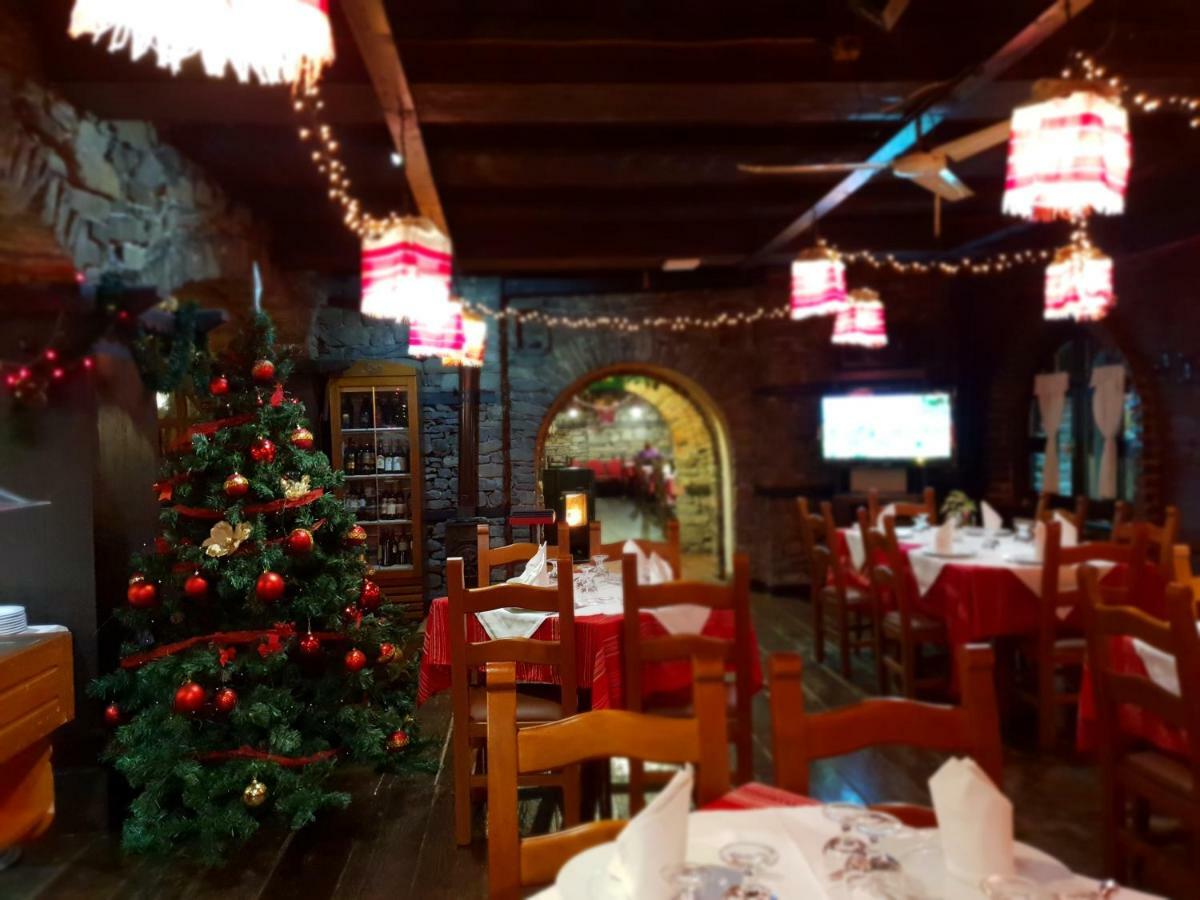 טיראנה Hotel Restaurant Bujtina E Gjelit מראה חיצוני תמונה